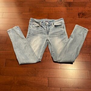 American Eagle mid rise skinny light wash & light distress 92% cotton Sz 10 R